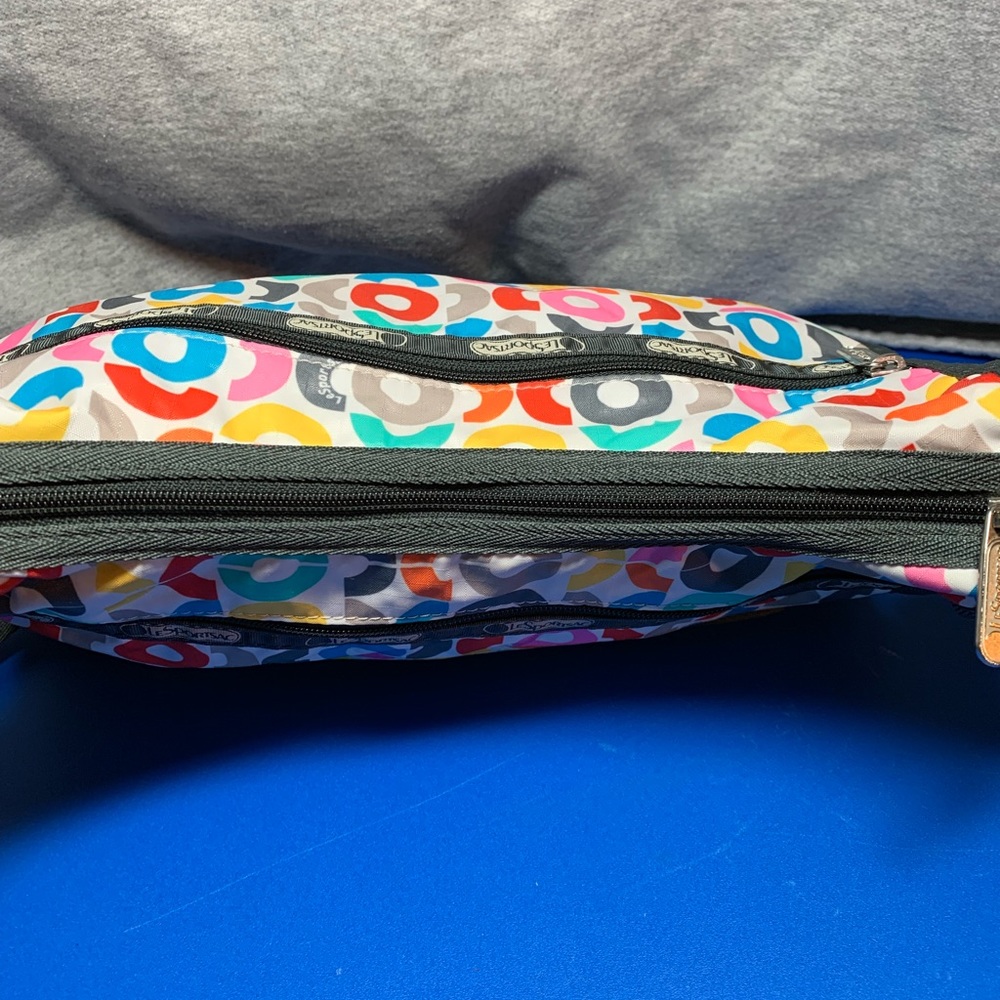 LeSportsac Crossbody VGUC - Picture 5 of 6